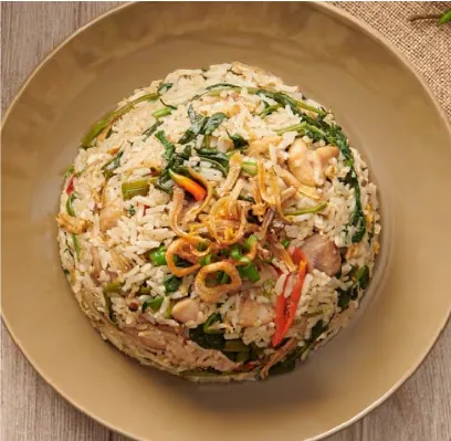 Nasi goreng bertabur daun sup dan bawang goreng