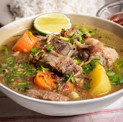 Sup daging berkuah bening dihidang dengan nasi putih dan limau nipis