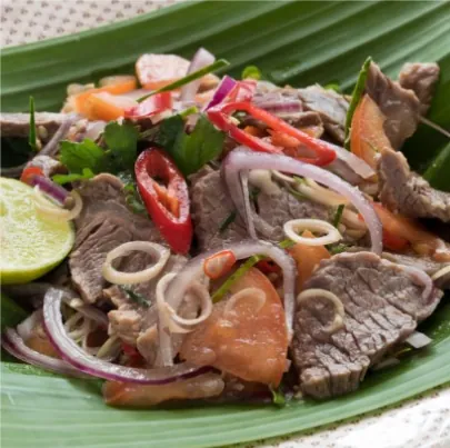 Kerabu daging dengan hirisan bawang merah, cili dan serai
