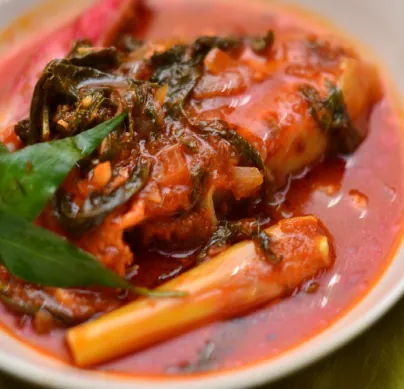Ikan masak kuah pedas dengan serai dan daun kunyit