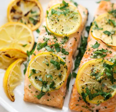 Salmon panggang bertabur hirisan lemon dan herba